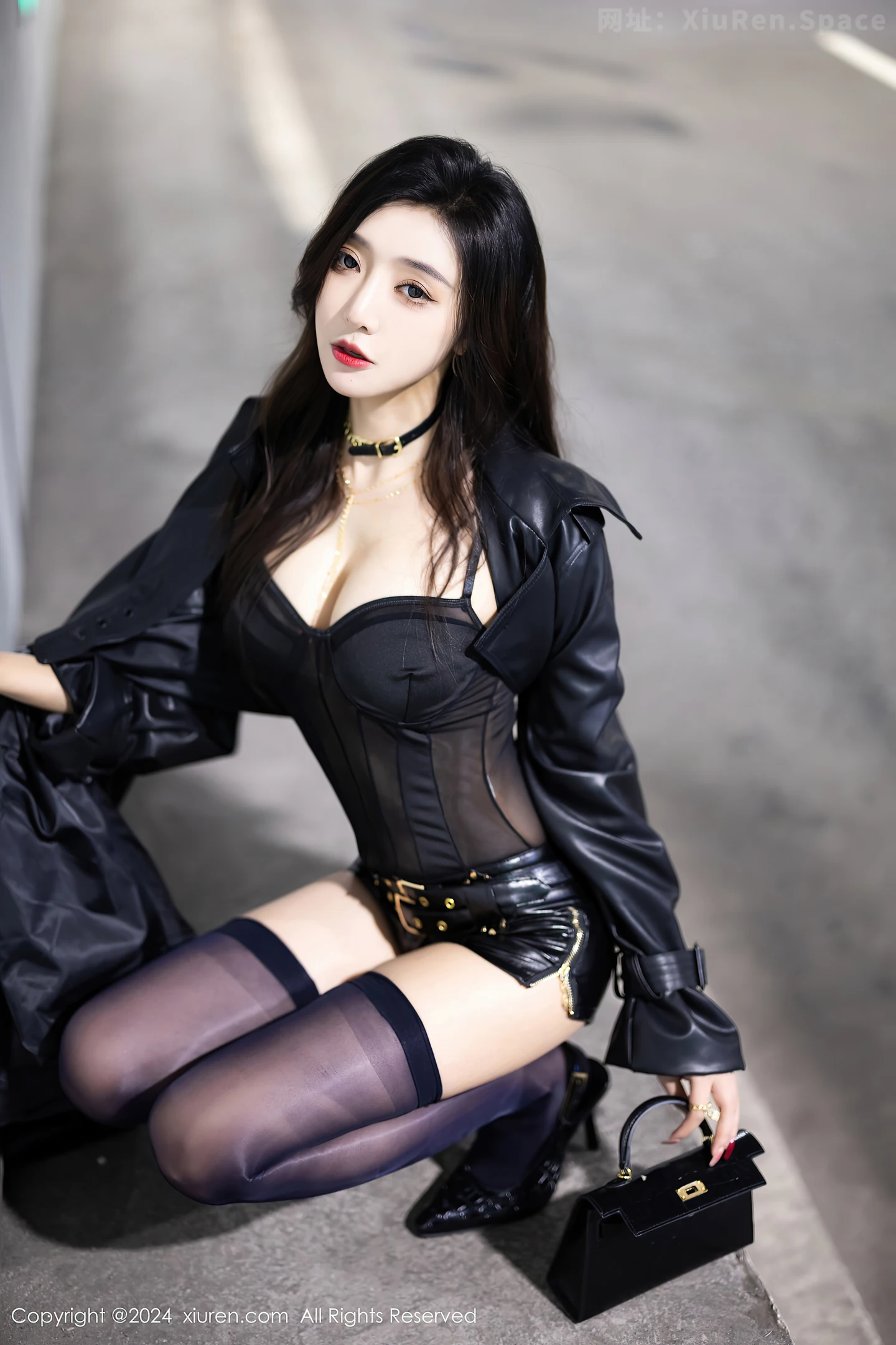 图片[4]-[XiuRen秀人网]VOL.8158 女神王馨瑶yanni黑色轻透情趣服饰配黑丝袜秀完美身材诱惑写真84P-秀人网官方网站